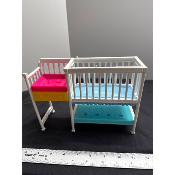 Barbie 2018 Miniature Dollhouse Crib & Changing Table Set White Frame With Pink - Picture 1 of 8